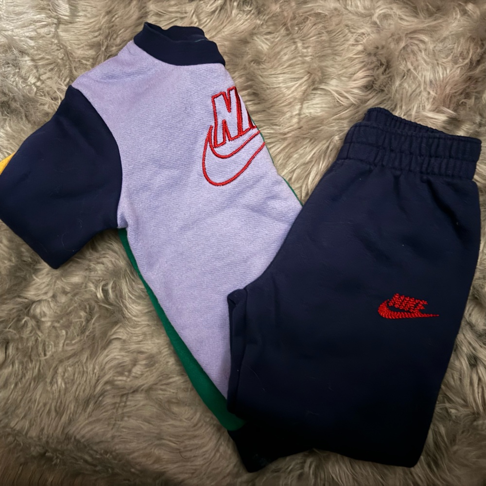 Toddler Nike Sweatusit.